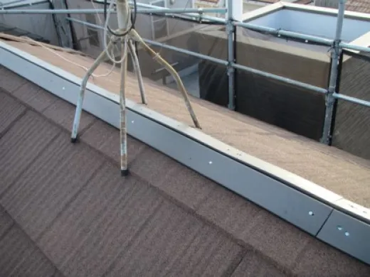 屋根カバー工事 - 新規屋根材設置
