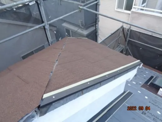 屋根カバー工事 - 新規屋根材・樹脂製棟板設置