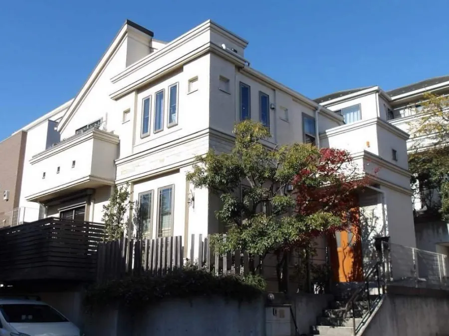 横浜市神奈川区 W様邸 屋根・外壁塗装工事:従来の美しい白い外観へ